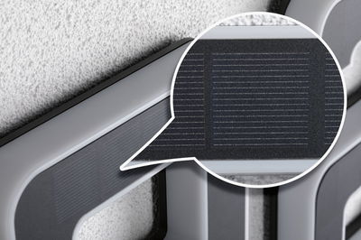 Nærbillede af gråt plastikramme med integreret solpanel til energibesparende belysning