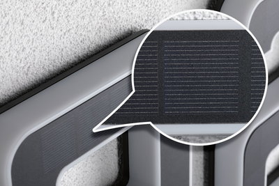 Nærbillede af gråt plastikramme med integreret solpanel til energibesparende belysning