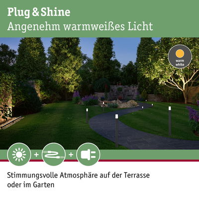 Gartenweg mit warmweiß beleuchteten Steckdosenleuchten für stimmungsvolle Außenbeleuchtung