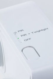 Weißes elektronisches Gerät mit Schalter für PIR, PIR + Twilight und Aus Modus, LED-Anzeige