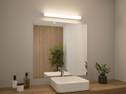 Modernes Badezimmer mit weißem Keramik-Waschbecken, Holzarbeitsplatte und LED-Spiegelleuchte