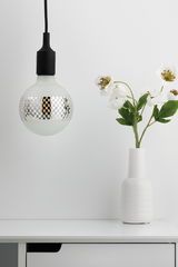 Suspension moderne avec ampoule en verre blanc mat et motif à carreaux argenté, câble noir, éclairage intérieur