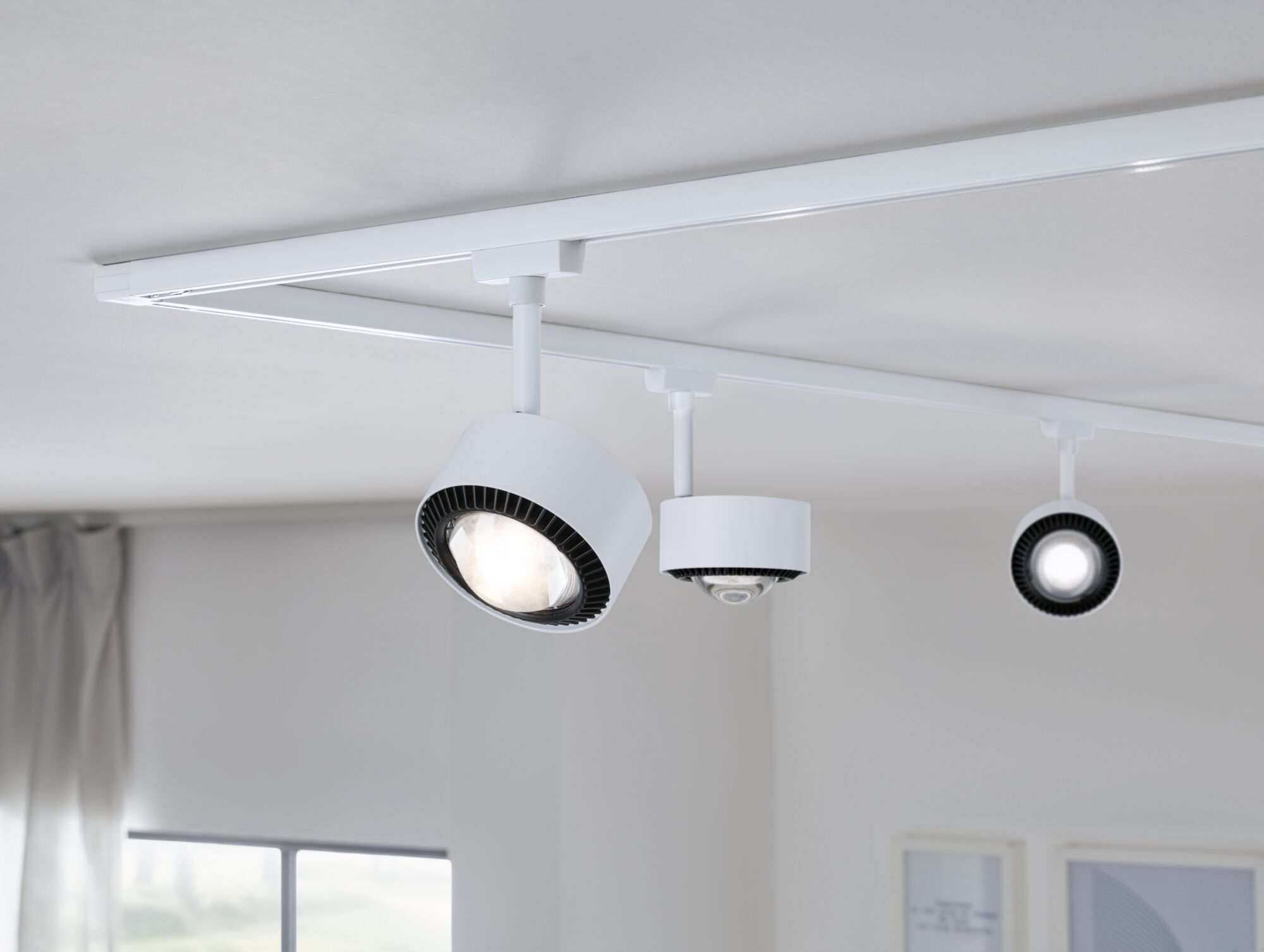 Hvid LED-skinne med tre justerbare spots til moderne indendørs belysning