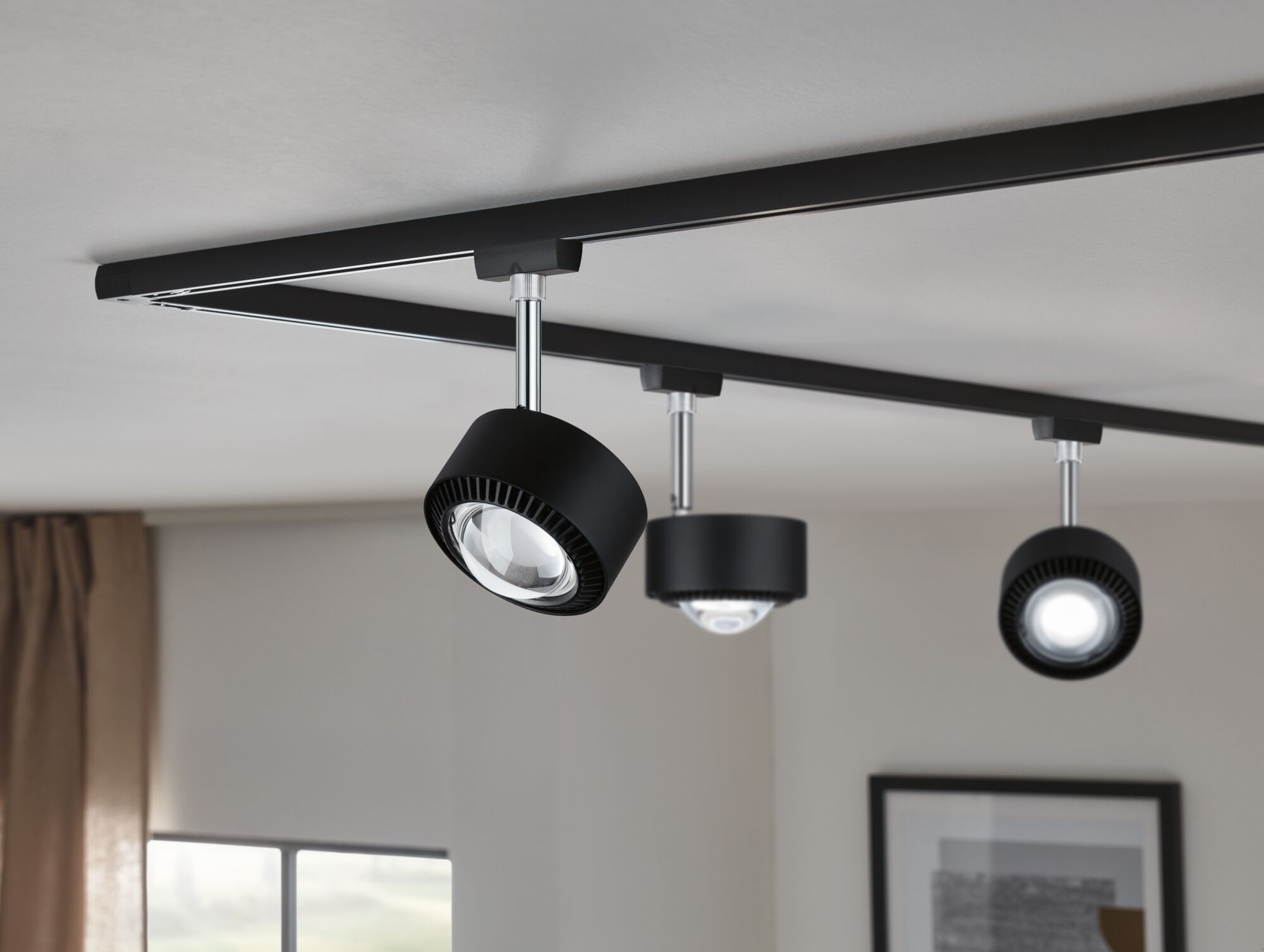 Schwarzes LED-Schienensystem mit drei verstellbaren Strahlern aus Metall für moderne Raumbeleuchtung