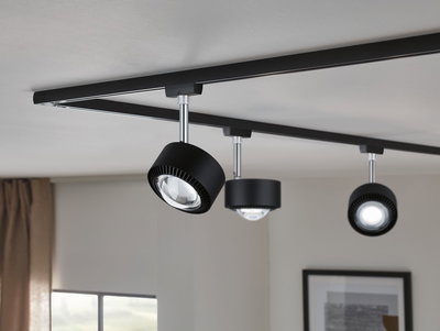 Schwarzes LED-Schienensystem mit drei verstellbaren Strahlern aus Metall für moderne Raumbeleuchtung