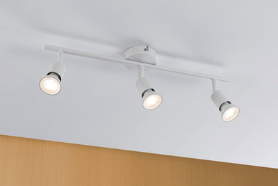 Drei weiße LED-Deckenstrahler aus Metall an Stange montiert für moderne Raumbeleuchtung