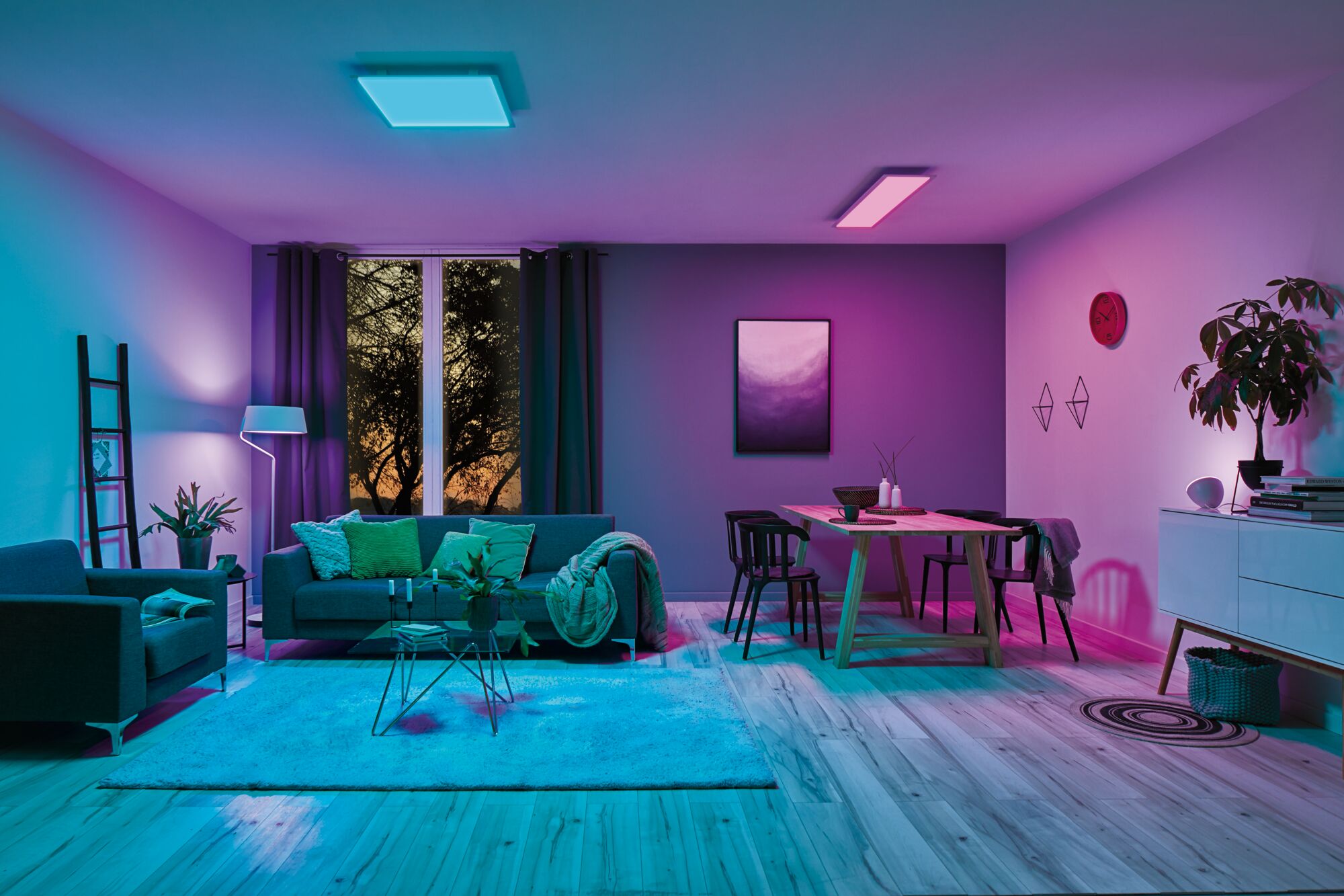 Moderne woonkamer met paarse en blauwe LED-plafondlampen en houten vloer voor sfeervolle verlichting