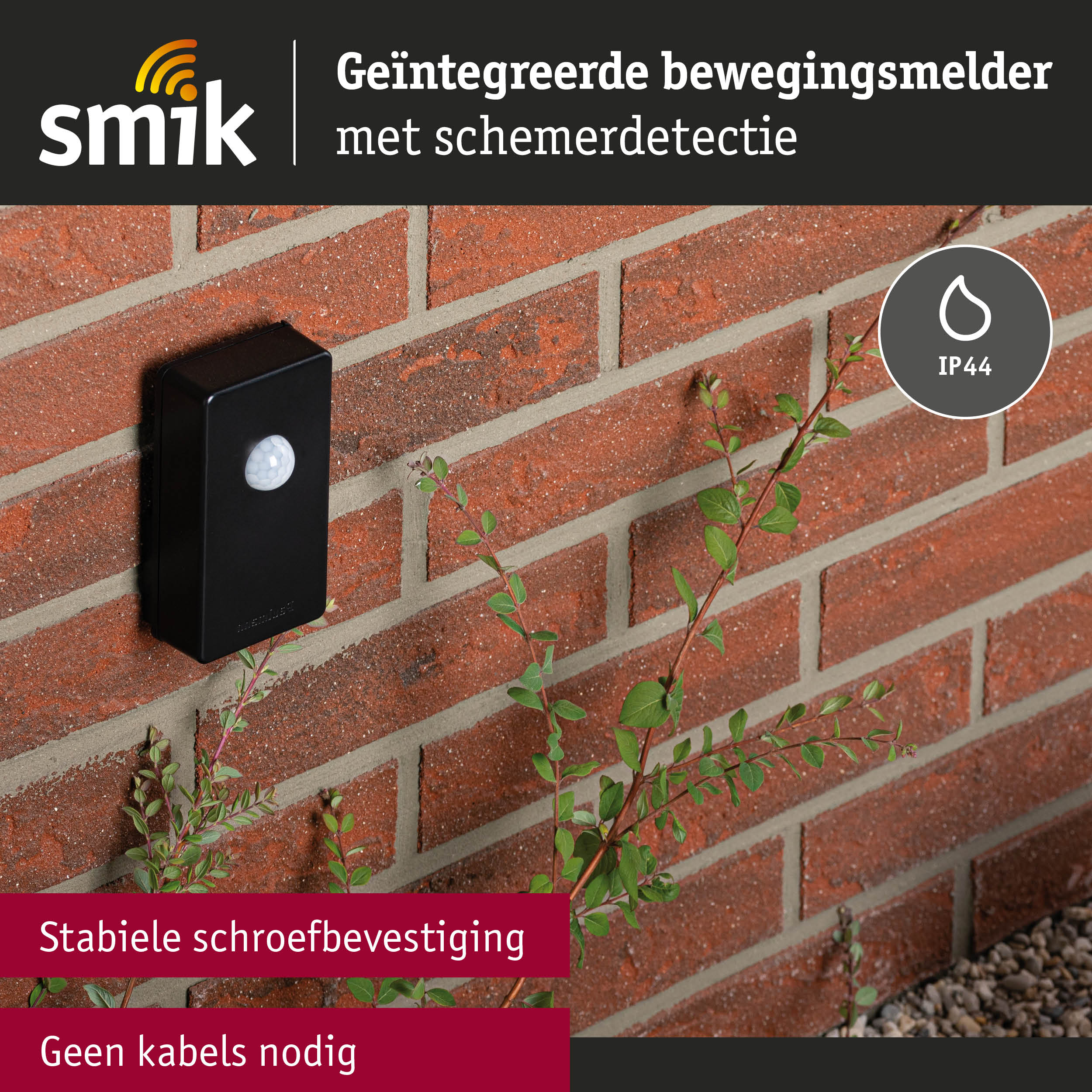 Zwarte bewegingsmelder met schemerdetectie aan rode bakstenen muur, IP44 waterdicht