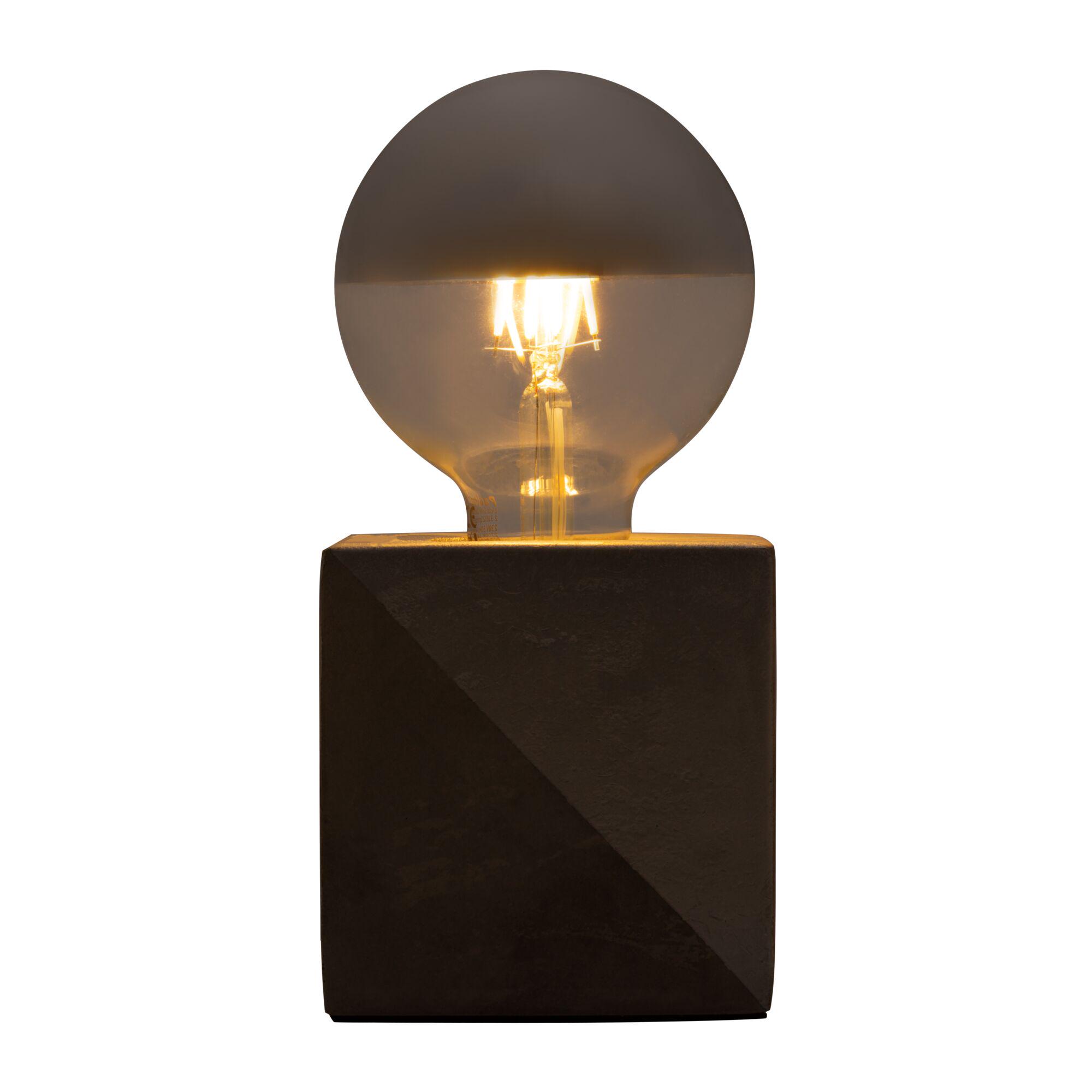 Moderne bordlampe med sort betonfod og varm hvid glødende pære til opholdsrum