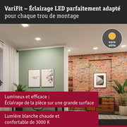 Éclairage LED VariFit blanc chaud dans un salon moderne avec mur en briques et accent vert