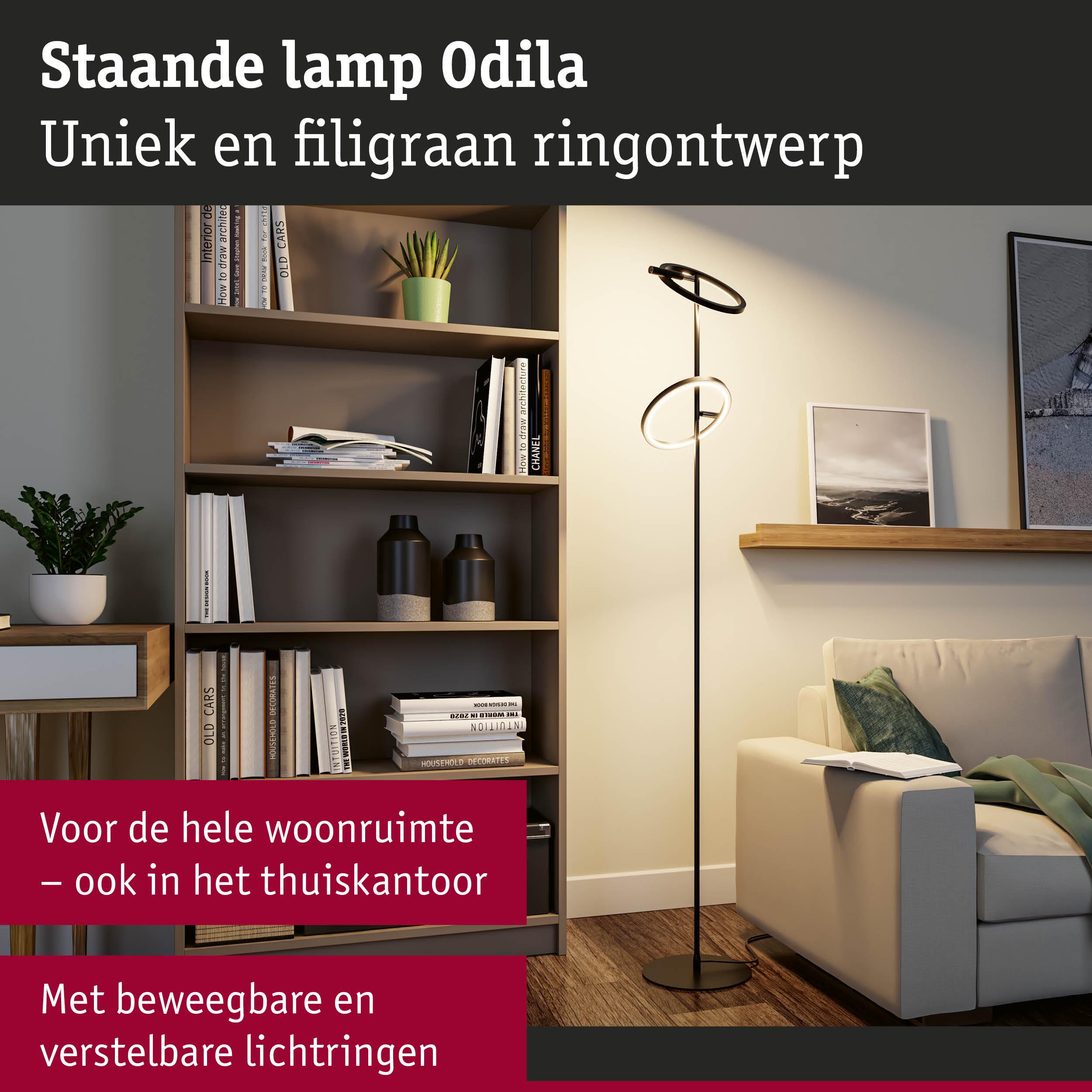 Staande lamp Odila met beweegbare, verstelbare lichtringen in moderne woonkamer met kast en bank