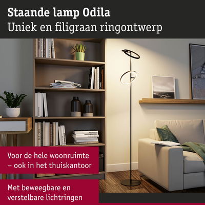 Staande lamp Odila met beweegbare, verstelbare lichtringen in moderne woonkamer met kast en bank