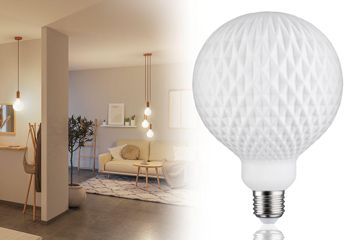 Hvid LED-pære med struktureret overflade i moderne stue med hængende dekorative lamper.