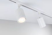 Hvid LED-spot i aluminium med ribbet design på skinnesystem til moderne rumlys