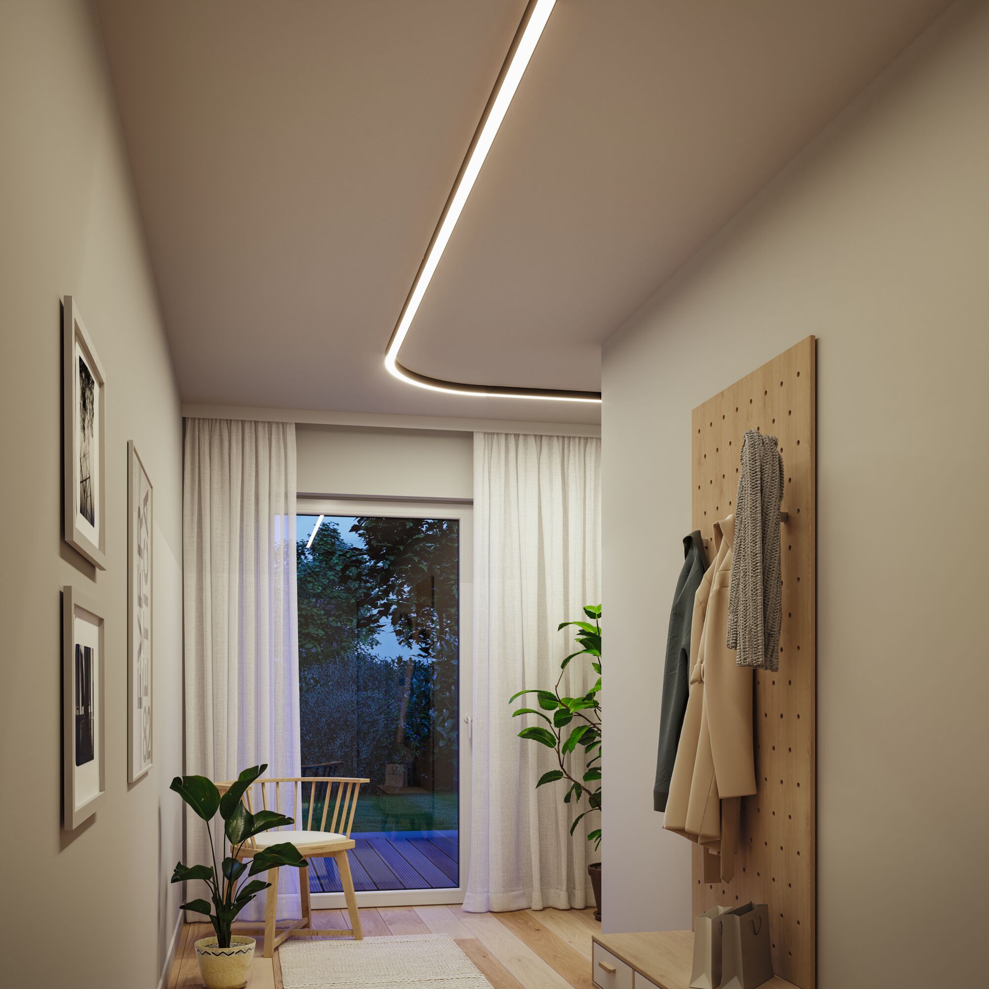 Modernes Wohnzimmer mit geschwungener LED-Deckenleuchte in warmweiß, Holzstuhl und Pflanzen.