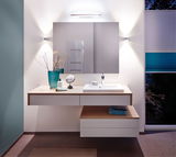 Moderne badkamer met witte wastafel, houten aanrecht en LED-wandlampen voor sfeerverlichting