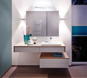 Moderne badkamer met witte wastafel, houten aanrecht en LED-wandlampen voor sfeerverlichting