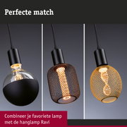 Drie zwarte metalen hanglampen met verschillende lampenkappen in modern design en warm licht
