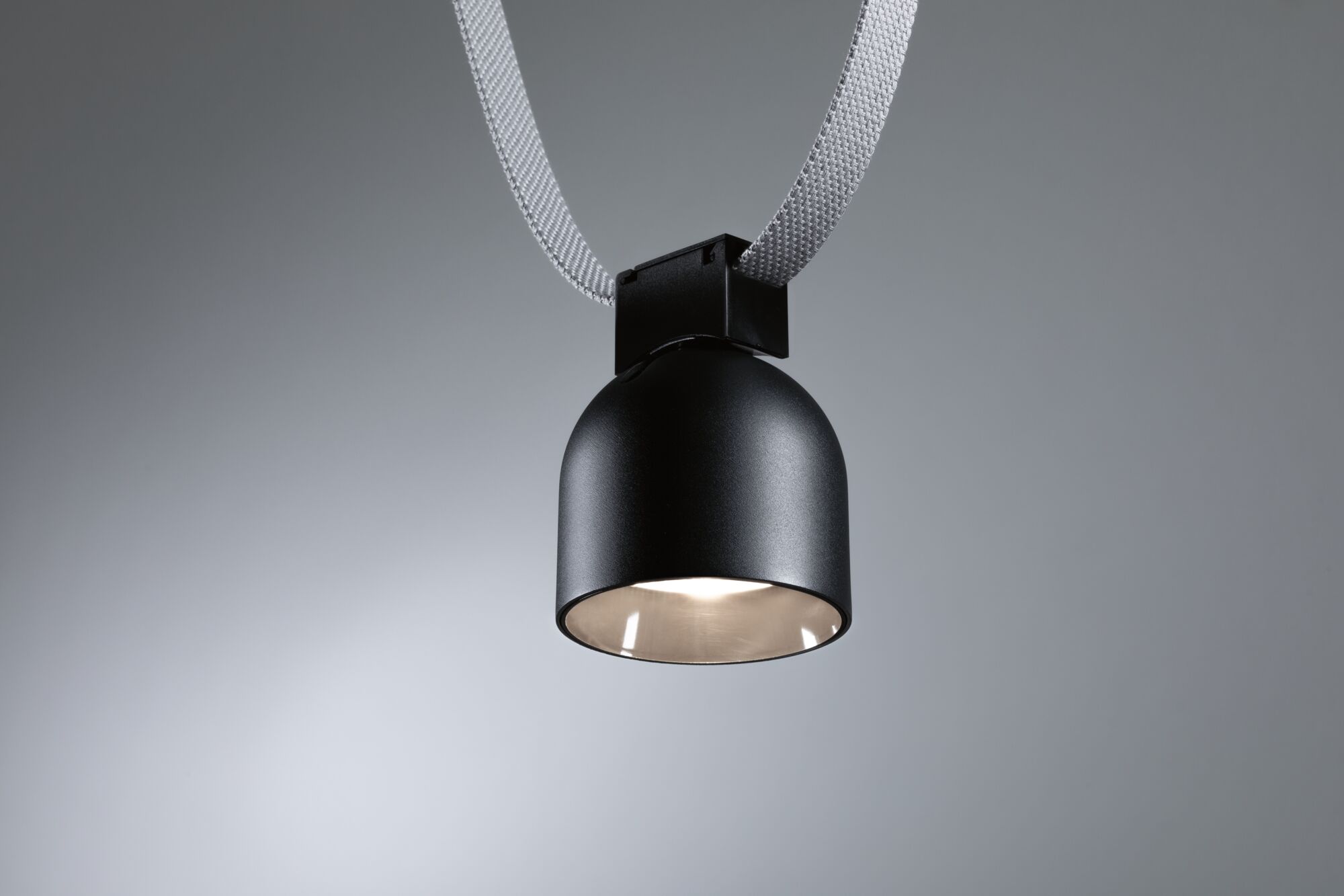 Suspension en métal noir avec câble textile gris, lampe LED suspendue moderne et minimaliste