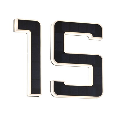 Moderne sorte solhusnumre 1 og 5 med hvid LED-belysning til udendørs brug.