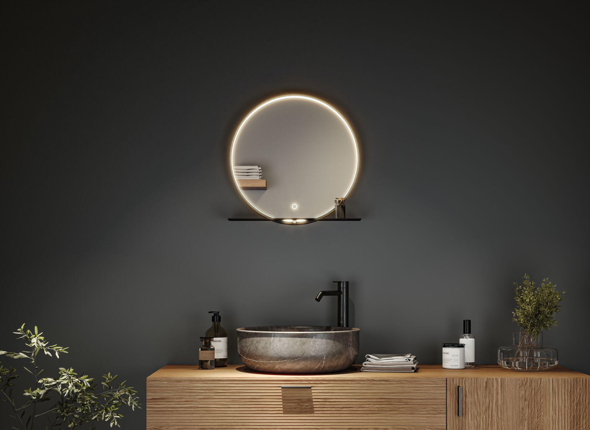 Miroir rond LED avec lumière blanc chaud et étagère noire au-dessus d'un lavabo en bois avec vasque en marbre gris