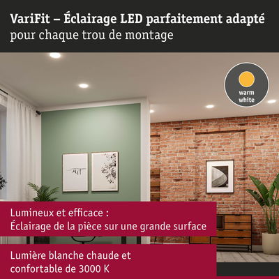 Salon avec éclairage LED blanc chaud encastré, mur vert et mur en briques rouges, ambiance chaleureuse