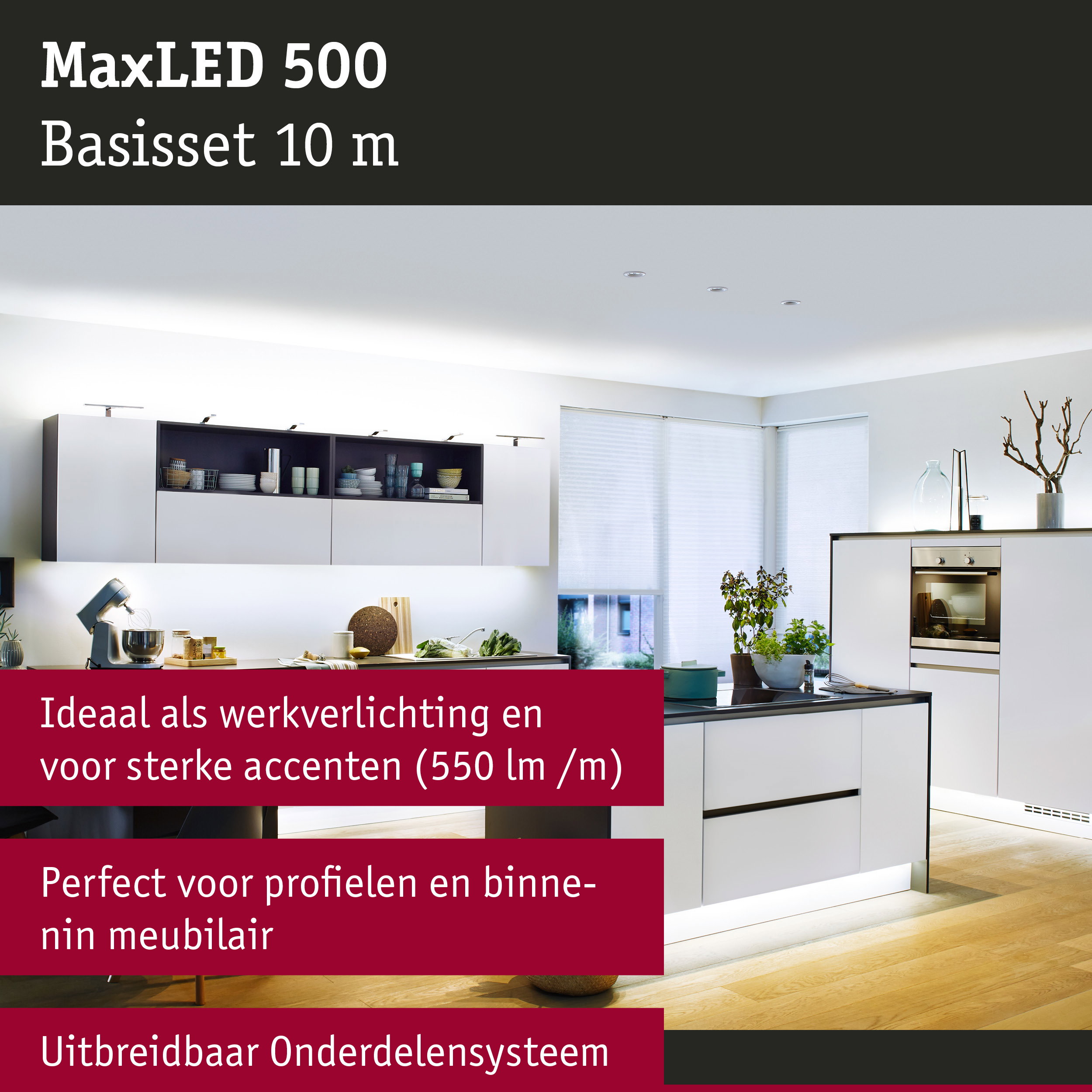 Moderne witte keuken met LED-onderbouwverlichting en inbouwspots in het plafond voor accentverlichting