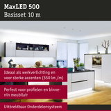 Moderne witte keuken met LED-onderbouwverlichting en inbouwspots in het plafond voor accentverlichting