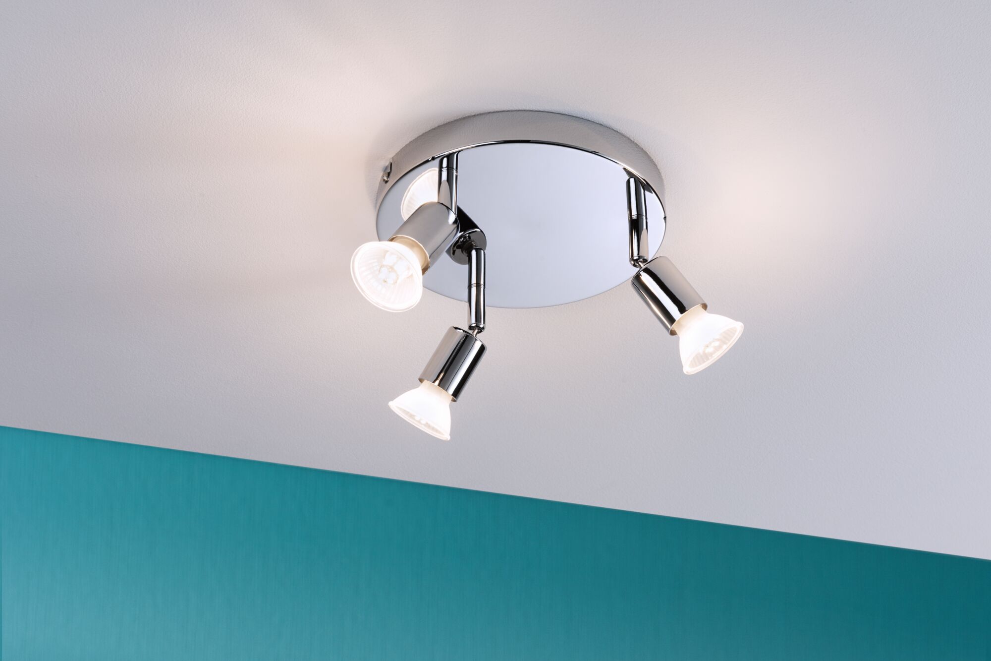 Runder Deckenstrahler aus Chrom mit drei verstellbaren LED-Leuchten für moderne Raumbeleuchtung