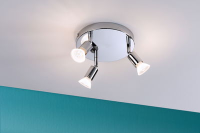 Runder Deckenstrahler aus Chrom mit drei verstellbaren LED-Leuchten für moderne Raumbeleuchtung