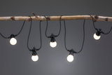 Lyskæde med fem varm-hvide LED-pærer på sort kabel, dekorativt hængt på en gren