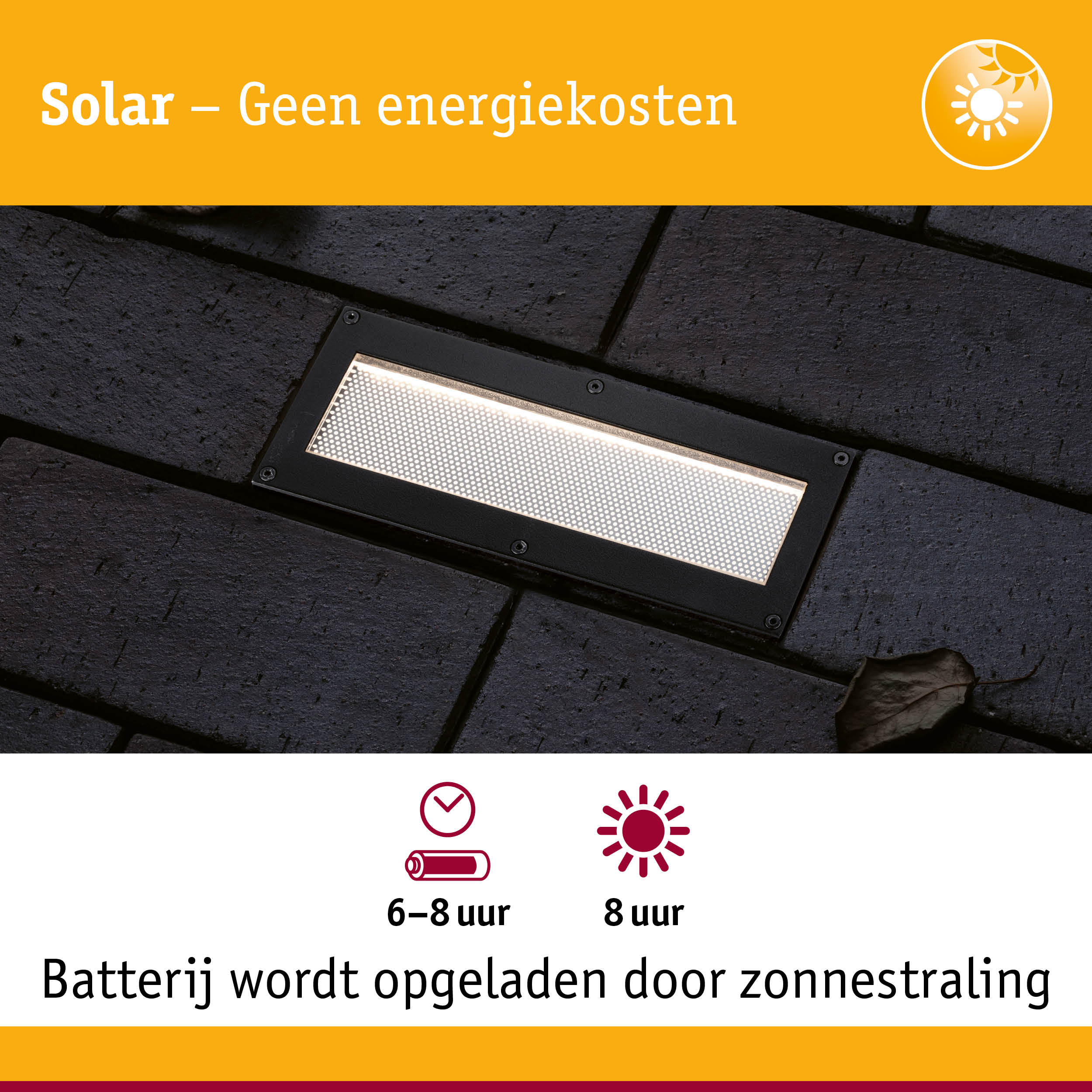 Zwarte rechthoekige solar buitenwandlamp op donkere bestrating met energiebesparingsinformatie