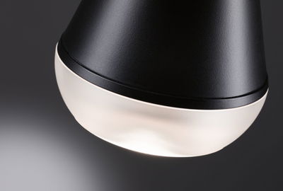 Schwarze Metallleuchte mit weißem Diffusor für moderne LED-Beleuchtung im Innenbereich