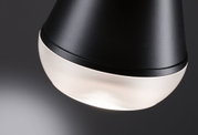 Schwarze Metallleuchte mit weißem Diffusor für moderne LED-Beleuchtung im Innenbereich