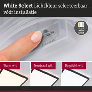 Vinger stelt witte lichtkleur in op LED-armatuur met drie lichtopties warm wit, neutraal wit, daglicht wit