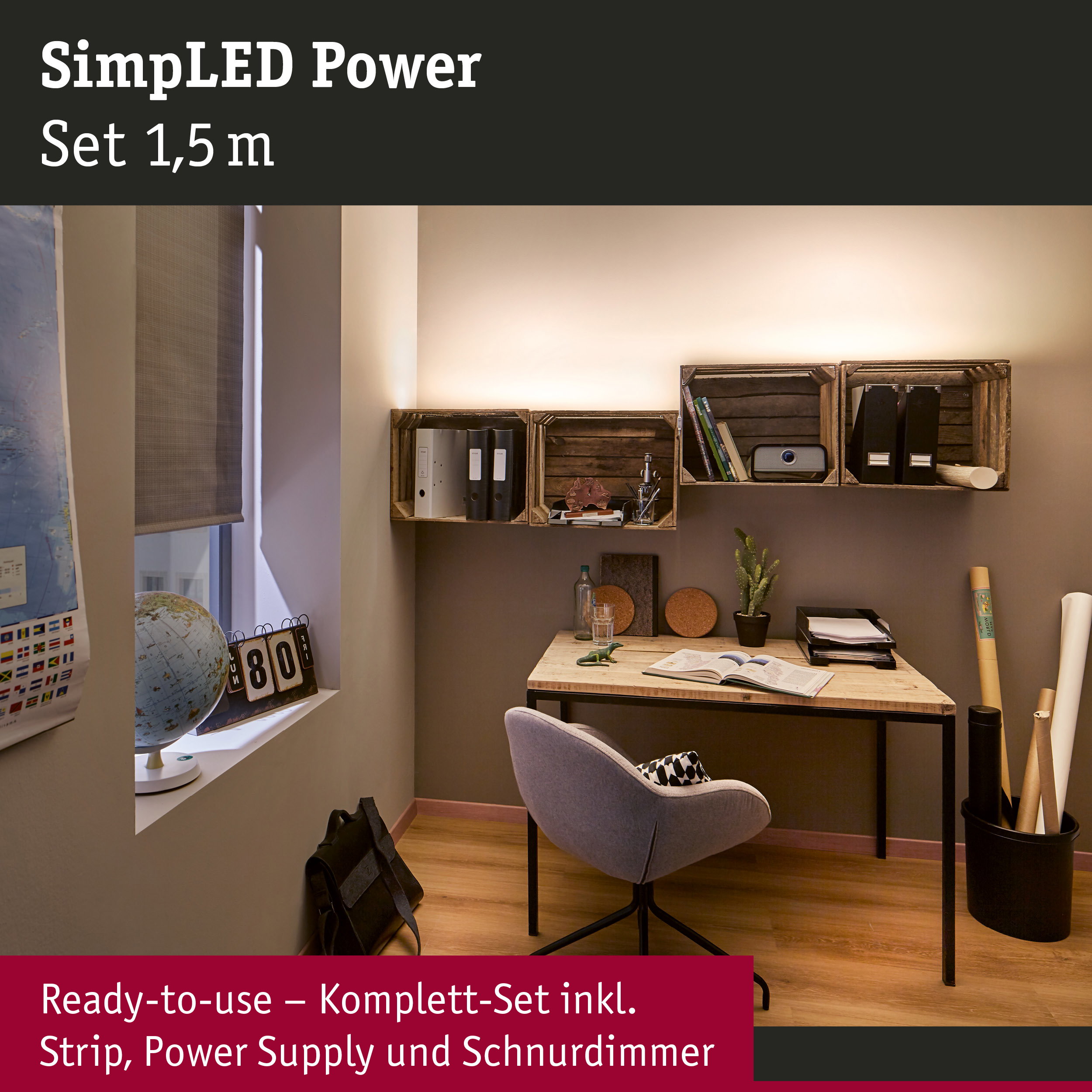 Modernes Arbeitszimmer mit Wandregal aus Holz und indirekter LED-Beleuchtung für gemütliches Licht