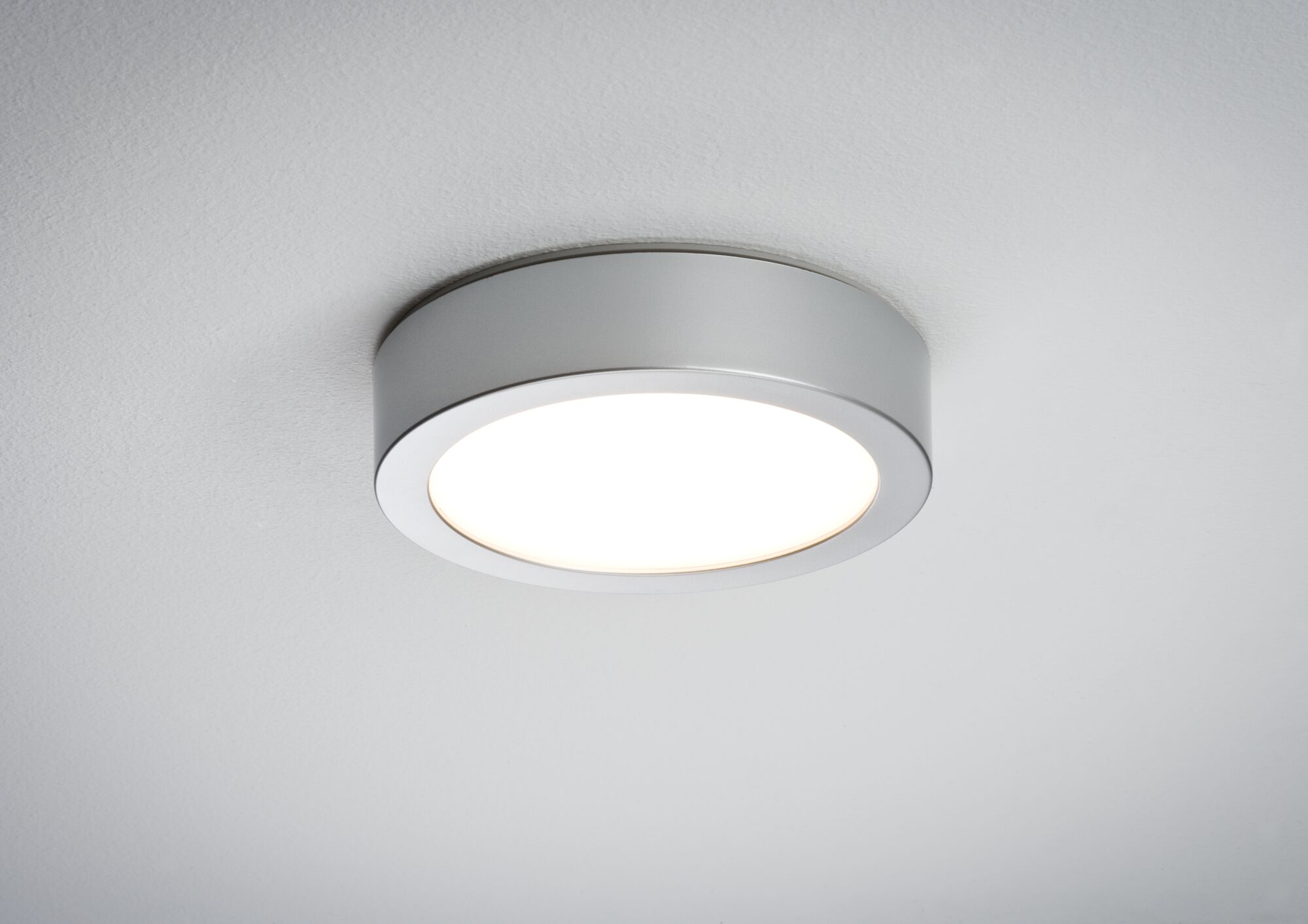 Ronde plafondlamp van mat zilverkleurig aluminium met warm wit LED-licht voor woonruimtes