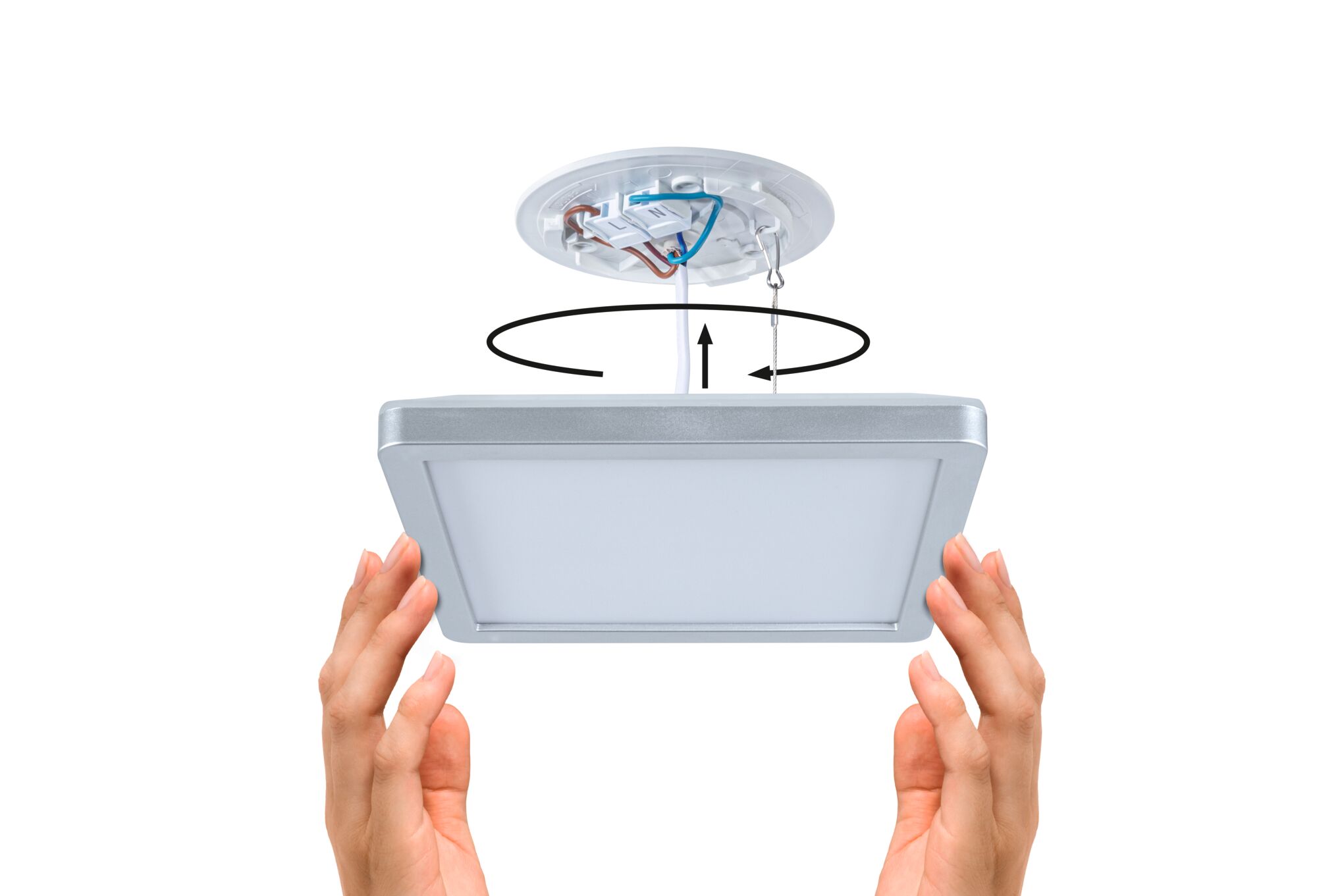 Installation d'un plafonnier LED carré argenté avec câblage et mains le positionnant