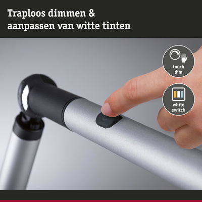 Vinger drukt op touch dimschakelaar op zilveren aluminium lampenarm voor traploze lichtregeling