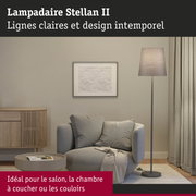 Lampadaire Stellan II avec abat-jour en tissu gris dans un salon moderne avec canapé et meuble en bois