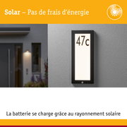 Applique solaire noire avec numéro de maison éclairé en blanc sur mur extérieur gris