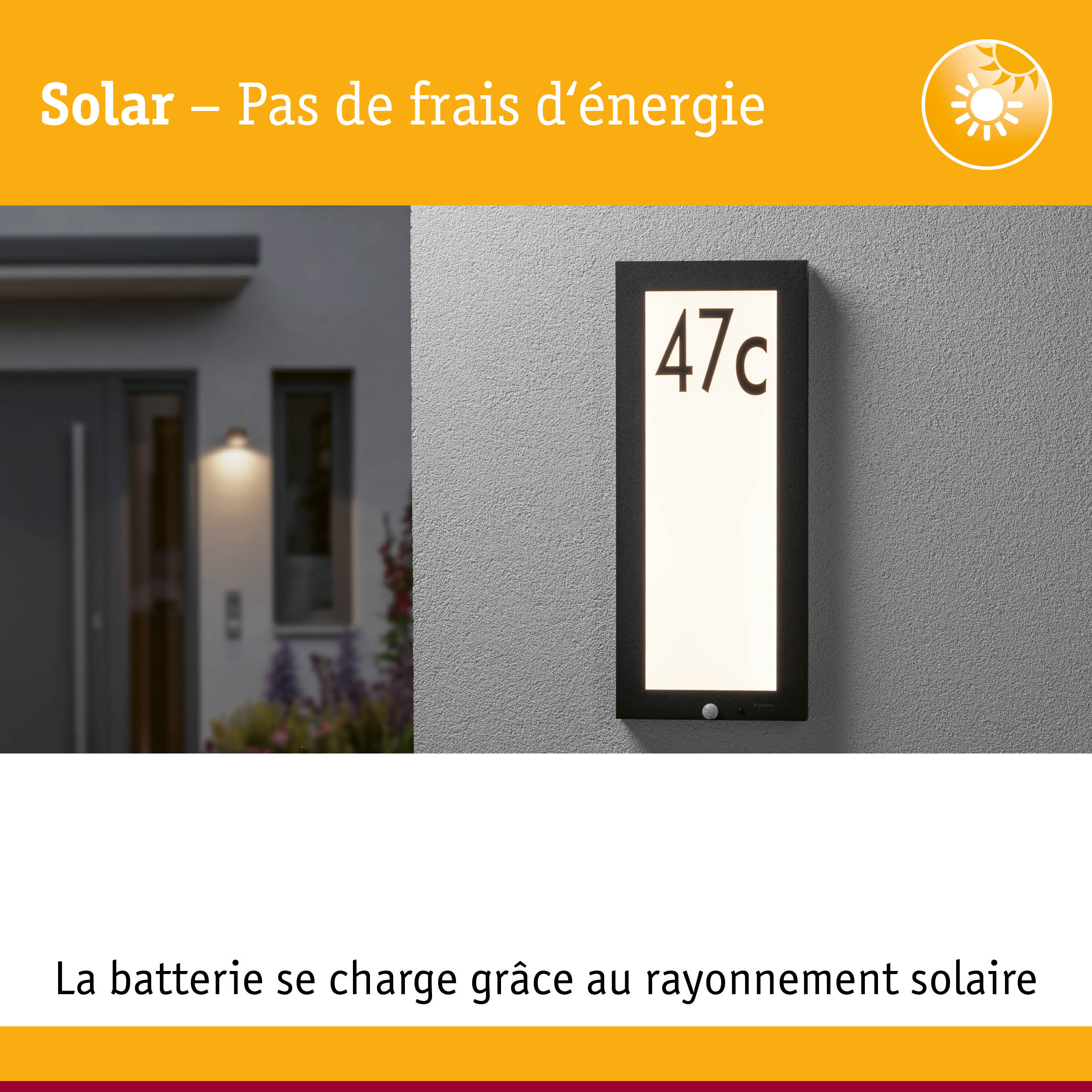 Applique solaire noire avec numéro de maison éclairé en blanc sur mur extérieur gris