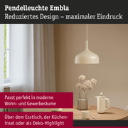 Pendelleuchte Embla aus cremefarbenem Metall mit reduziertem Design über Holztisch im Esszimmer