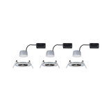 Trois spots encastrés LED blancs avec câble noir et supports métalliques pour montage au plafond
