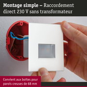 Prise blanche montée à la main avec raccordement direct 230 V dans boîte encastrée rouge pour installation électrique