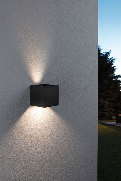 Zwarte vierkante metalen buitenwandlamp met warm wit licht voor tuin en terras.