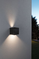 Schwarze quadratische Außenwandleuchte aus Metall mit warmweißem Licht für Garten und Terrasse.