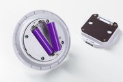 Offenes rundes weißes Batteriefach mit zwei lila 18650 Lithium-Ionen Akkus für LED-Leuchte