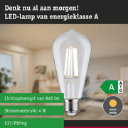 Transparante LED-lamp met warm wit licht en ultra-efficiënt energieverbruik tegen groene bosachtergrond