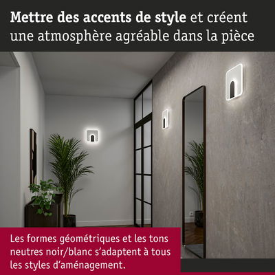 Couloir moderne avec appliques murales LED géométriques noir et blanc pour une ambiance élégante